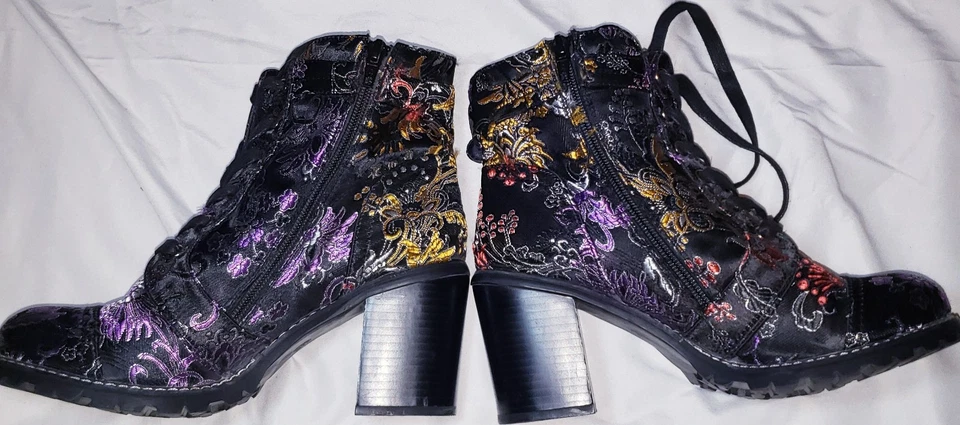 Diba 女式 9M 花卉刺绣踝靴系带粗跟 — 第 2/4 张图片