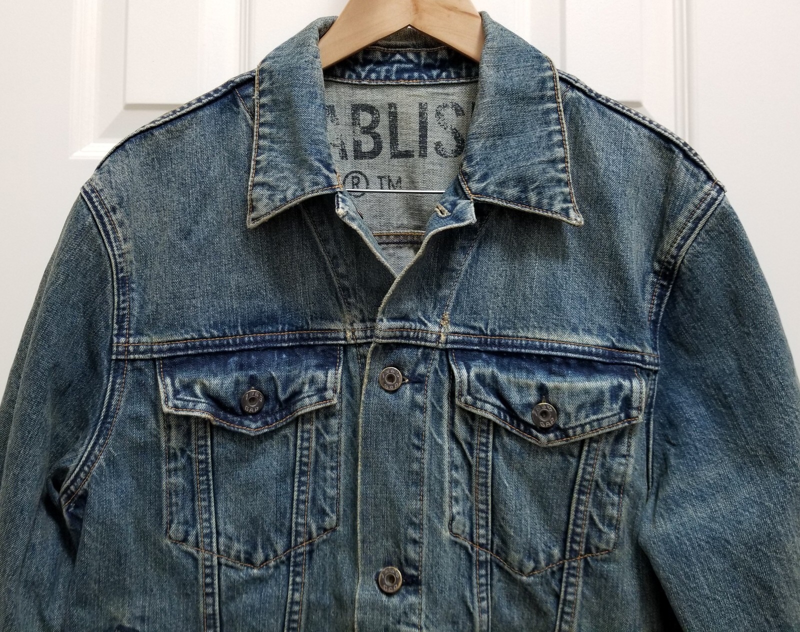 Men's GAP 100percent Cotton Medium Tint Wash Weathered Look Jean Jacket Sz L Macau image 2