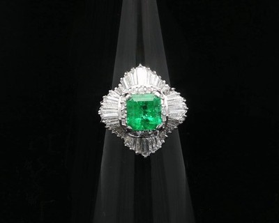 Ballerina-Ring Platin 2,93 kt quadratischer Stufen-Smaragd mit rundem & Baguette-Diamant
