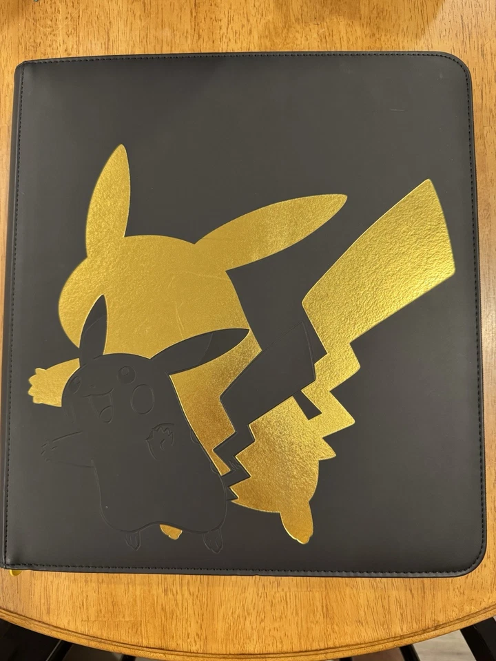 Carpeta Pikachu Ultra Pro con colección de cartas Pokémon - 151, XY Gen y vintage Foto 2 de 4