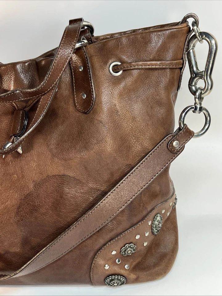 BOLSO DE MANO DE CUERO MARRÓN DE ALTA COSTURA DONALD J PLINER CON TACHUELAS DE FLORES DE METAL Foto 2 de 4