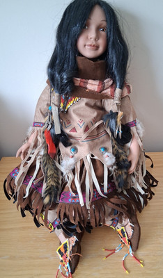 Indianer Indianer Porzellan Puppe 680 mm traditionelles Outfit sitzende Position
