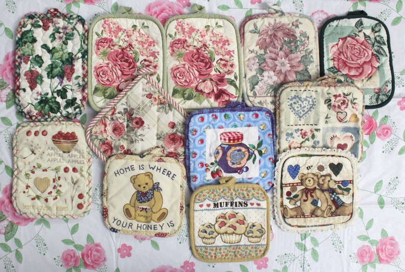 Lot of 17 Potholders Floral, Teddy Bears, Fruit, Muffins GUC