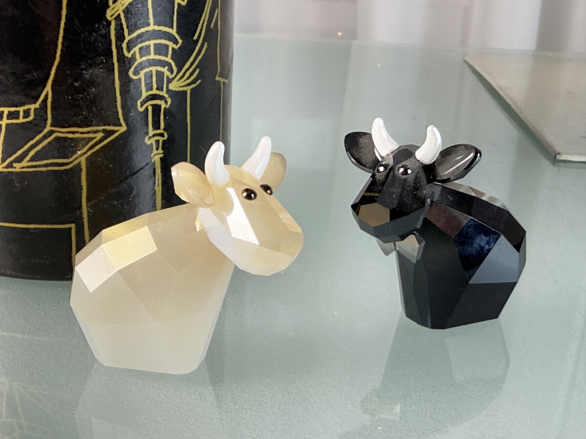 Swarovski Figurine 1041284 Glamour Mo Cows 4cm. Original packaging