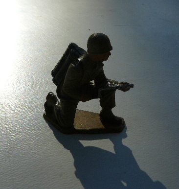 STARLUX ANCIEN PLASTIQUE FRANCE SOLDAT AVEC UN LANCE FLAMME N° 93 MICHEL CREUX - Picture 1 of 1