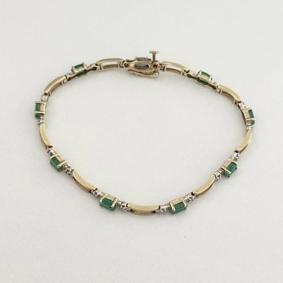 Brazalete de eslabones de cadena abierta de tenis de diamantes y esmeraldas de oro amarillo de 10 quilates Foto 3 de 4