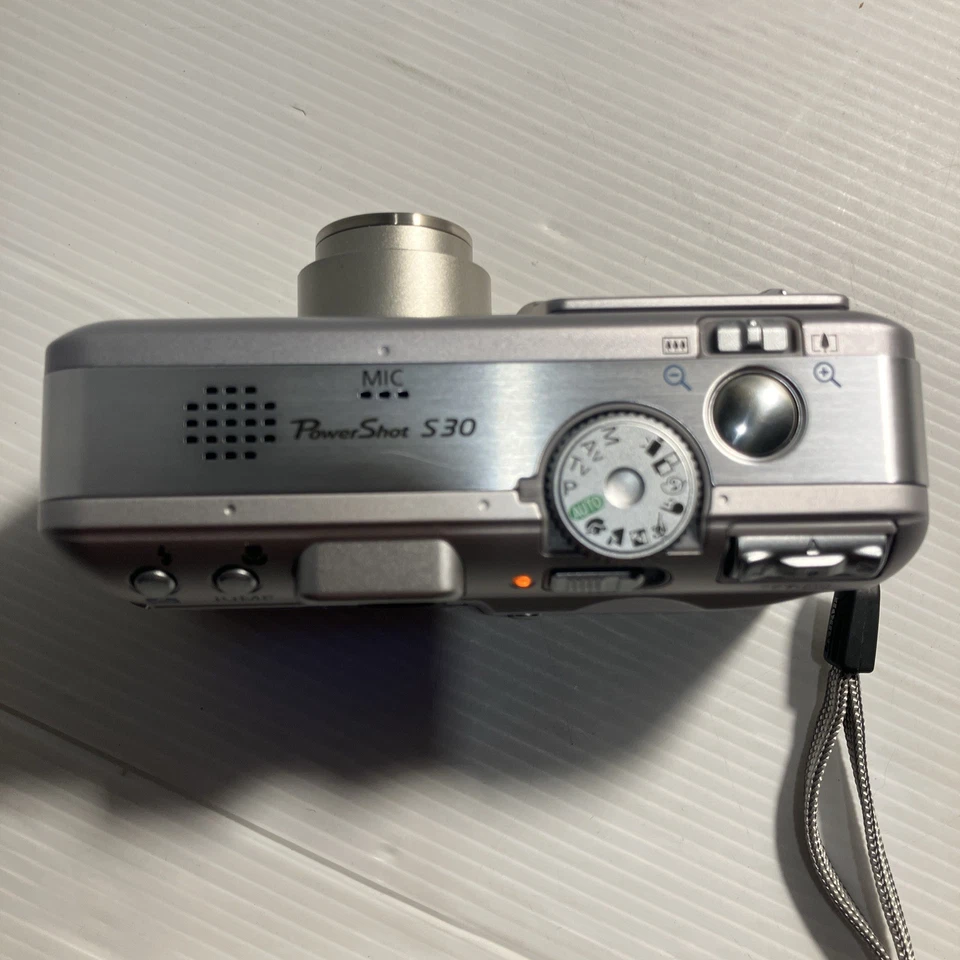 Canon PowerShot S30 3.2MP Digital Camera Like New - Image 4 of 4