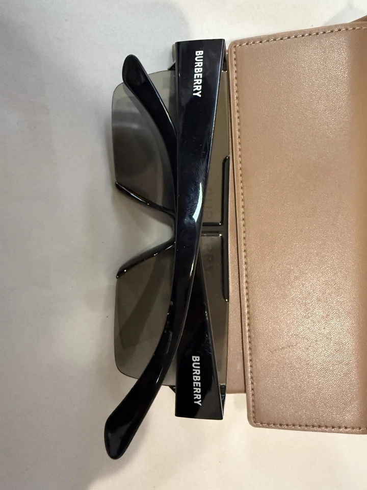 Gafas de sol Burberry BE 4291 3001/G rectangulares de plástico negro lentes espejadas doradas Foto 3 de 4