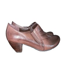 Zueco botín sin cordones "Theresa" de cuero marrón Bare Traps 6,5