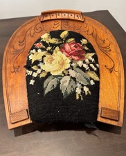 Antiguo reposapiés de madera tallada en forma de herradura “gota” cojín de punta de aguja