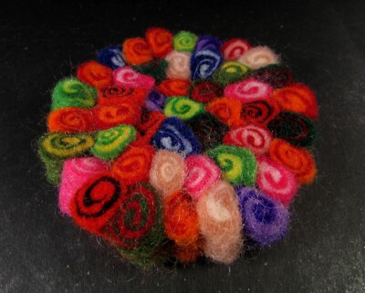 F158 Handmade wool Spiral Felt Ball Multicolor 10 cm round tea mat coaster Nepal