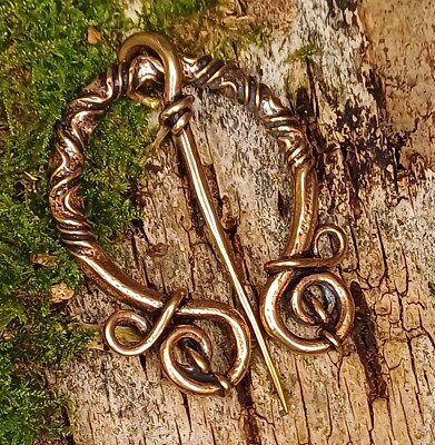 Handgeschmiedete Bronze-Ring-Fibel   Zeitloses Symbol keltischer Eleganz