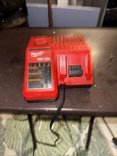 Chargeur de batterie Li-ion multi-tension Milwaukee M12/M18 48-59-1812 - Rouge/Noir