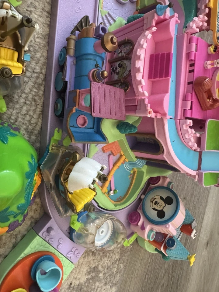Castillo de colección Bluebird Polly Pocket Disney Magic Kingdom con tren y 8 figuras Foto 3 de 4