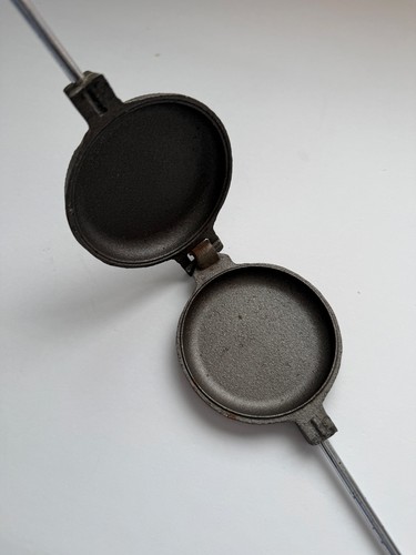 Cast Iron Pie Iron Camping Sandwich Cooker Rome Industries Long Handle - Picture 3 of 3