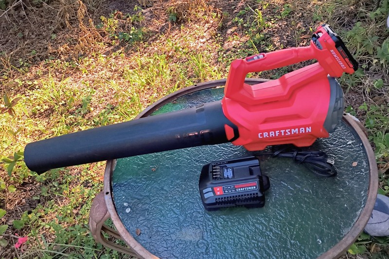 CRAFTSMAN V20 Cordless Leaf Blower, with battery & Charger open box CMCBL71