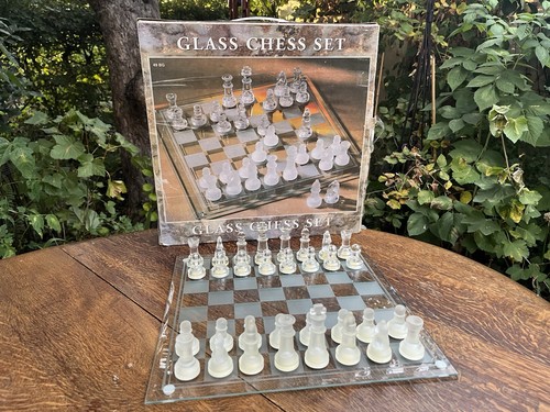 Vintage Glass Chess Set - including large chess board, playing pieces and case - Picture 19 of 21