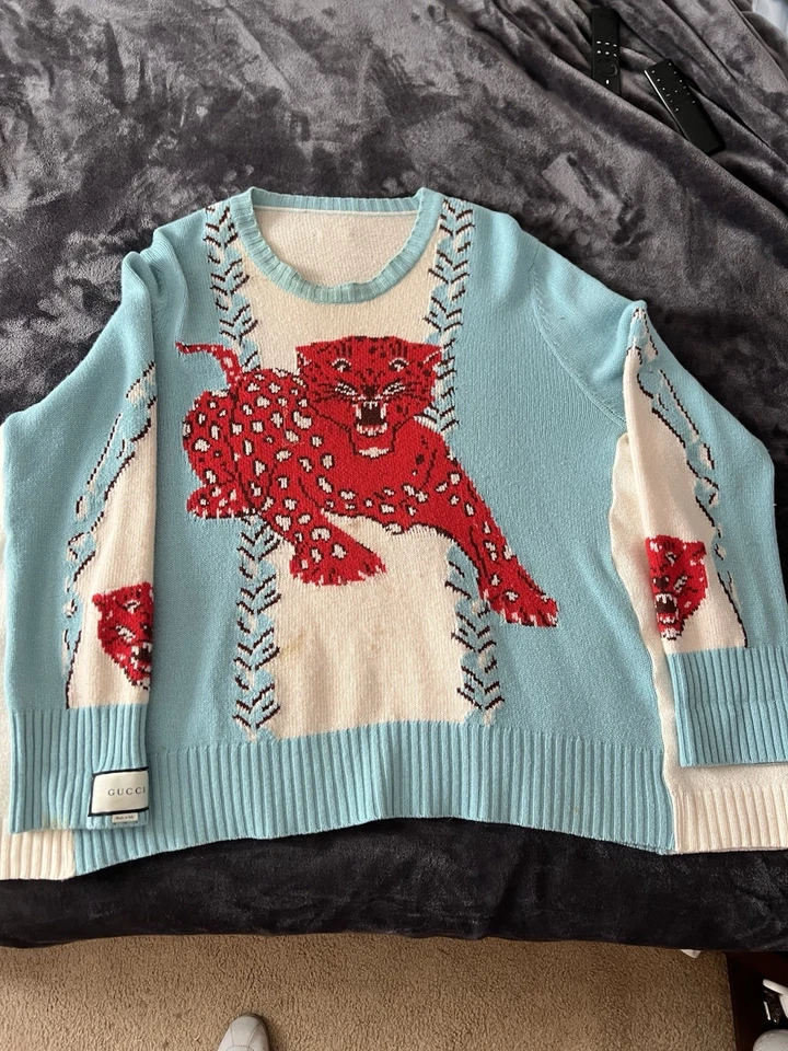 Suéter Gucci Con Estampado Cuello Redondo Leopardo Rojo - Necesita Limpieza  Foto 3 de 4