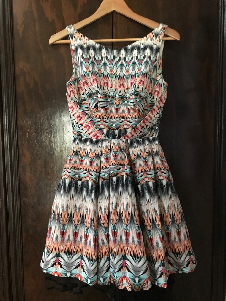 CUE GEOMETRIC STRUCTURED FIT & FLARE TULLE DRESS WITH POCKETS SZ 6 NEAR NEW