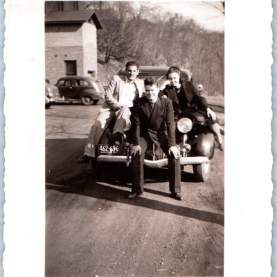 1940 Minnesota Car Snapshot Photo Men Woman Suit Fashion Bumper Pako Stamp MN 4''