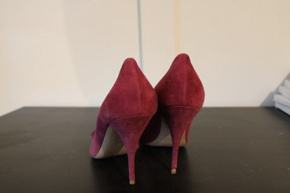 Zapatos de salón Valentino con detalles de moño de terciopelo borgoña Foto 4 de 4