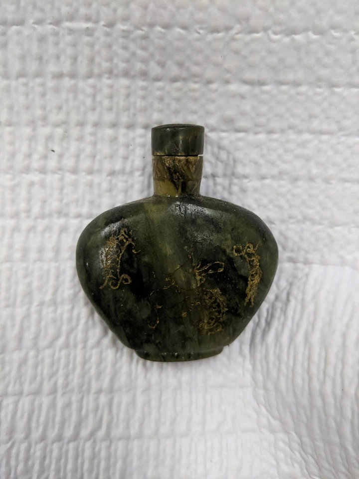 Botella de tabaco tallada verde vintage con tapa Foto 2 de 4