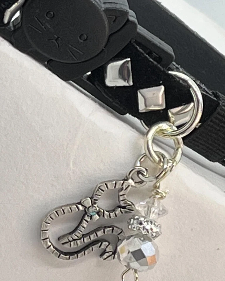 Collar ajustable negro y plateado para gatos perros | Tachonado | Charm Bell. Hecho a mano Foto 4 de 4