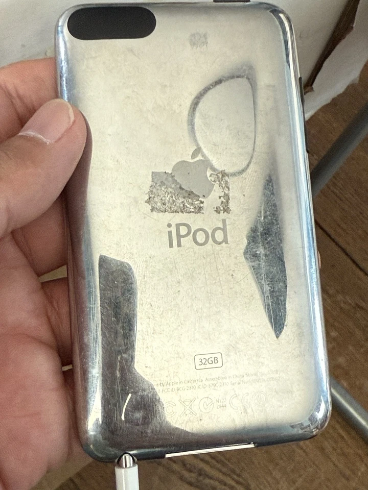 Apple iPod Touch 3th Generation 32GB Black (MC008LL) – Works Great - Image 4 of 4