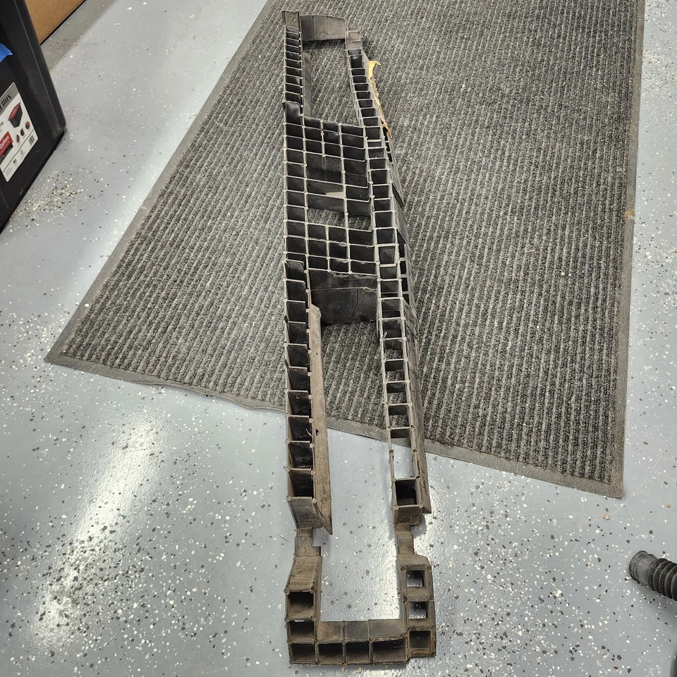 Энергопоглощатель переднего бампера Fascia C4 Corvette фиксатор удара при аварии 84-90 - Изображение 2 из 4