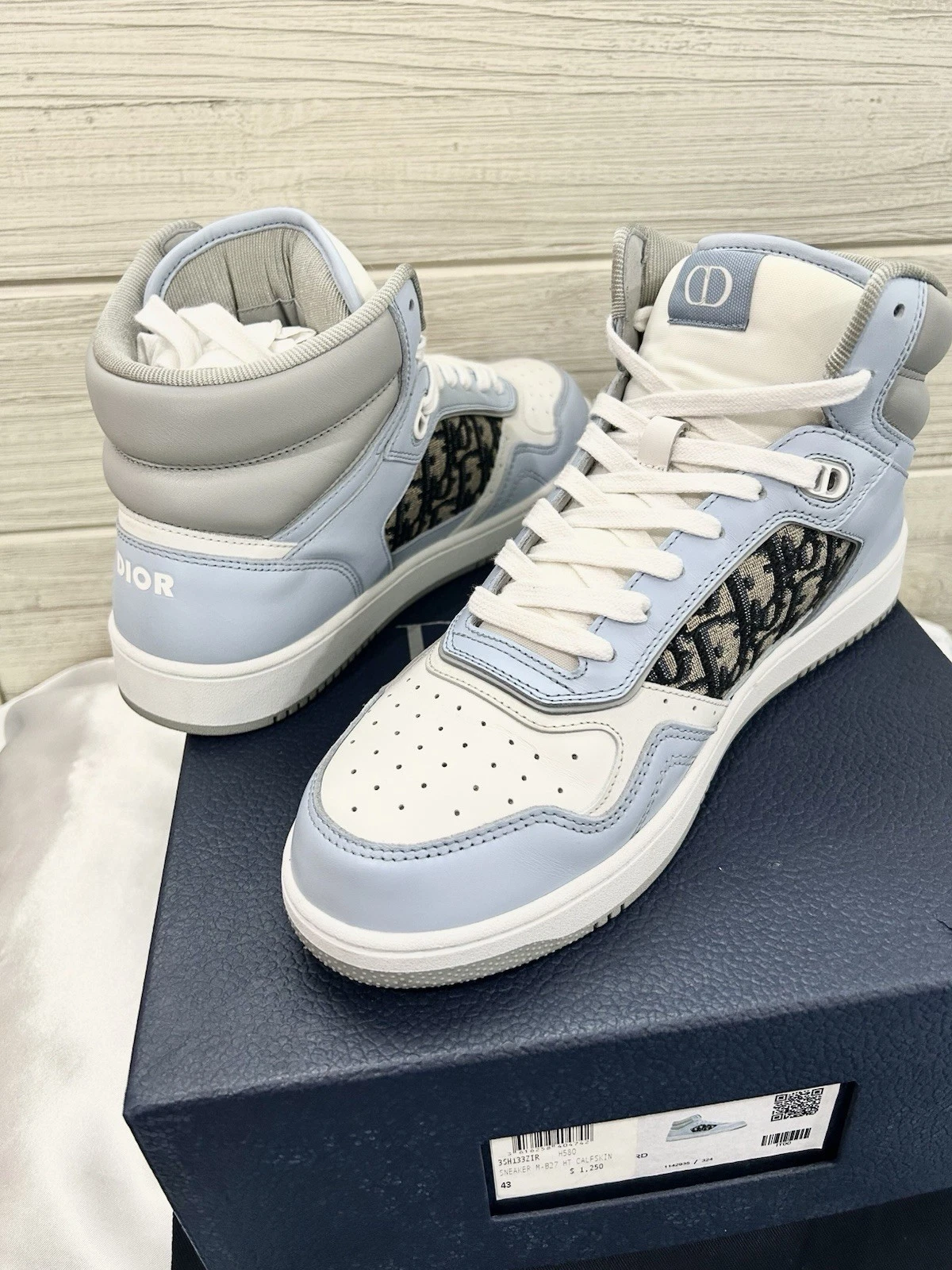 Haut Dior B27   Cuir de veau oblique Dior   Blanc et bleu clair   Taille EU 43/US 10