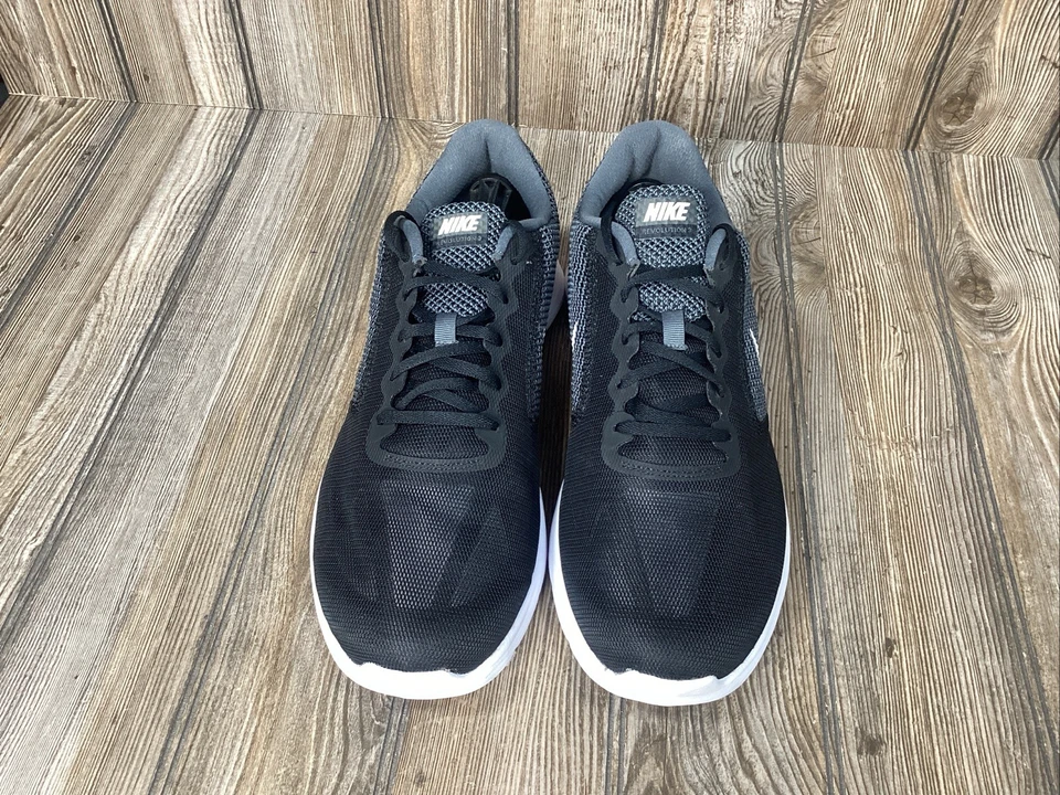 Nike Revolution 3 Herren Größe 14W Schwarz Weiß Sportliche Laufschuhe Turnschuhe NEU - Bild 2 von 4
