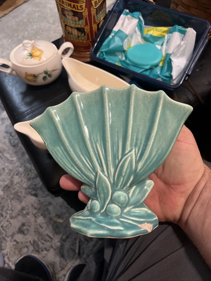 VINTAGE/ANTIQUE ORIGINAL MCCOY GREEN LEAVES AND BERRIES FAN VASE - Image 2 of 4