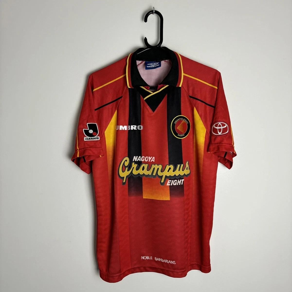 Maillot Nagoya Grampus Eight – Stojkovic N°10 – Domicile Rouge Umbro – Taille L – Vintage 96