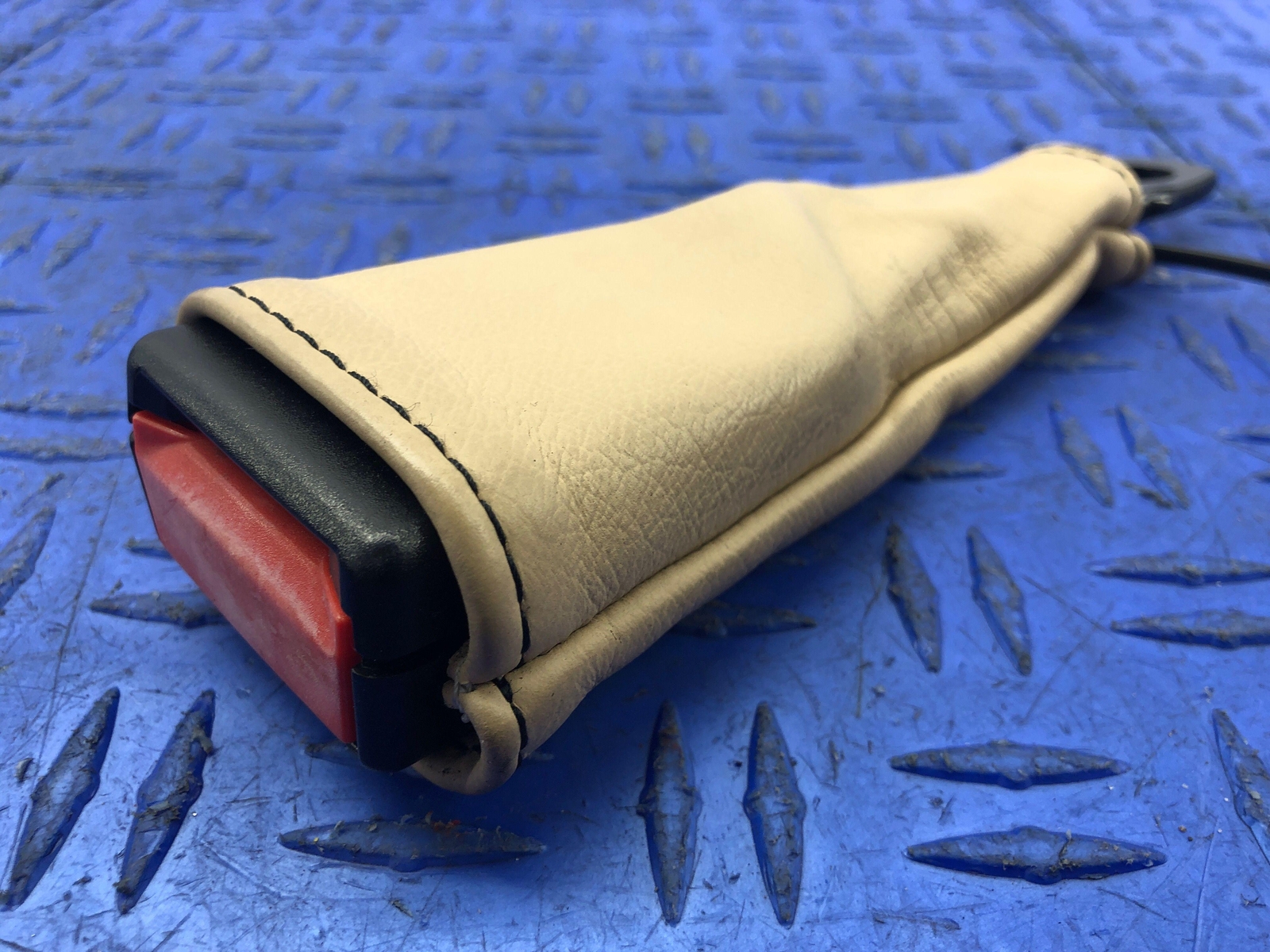 2008-2019 MASERATI GRANTURISMO FRONT LEFT SEAT BELT BUCKLE BEIGE OEM 2013 2012