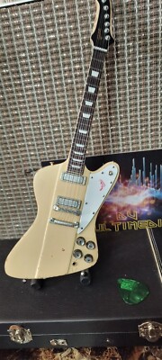 Mini Guitare Johnny Winter – 1963 Sunburst Gibson Firebird V – Axe Heaven – Réplique