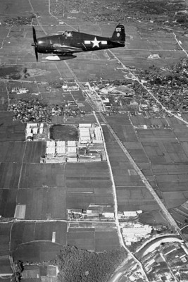 Amerikanischer Bomber fliegt über Landschaft 1945 4x6 Foto 