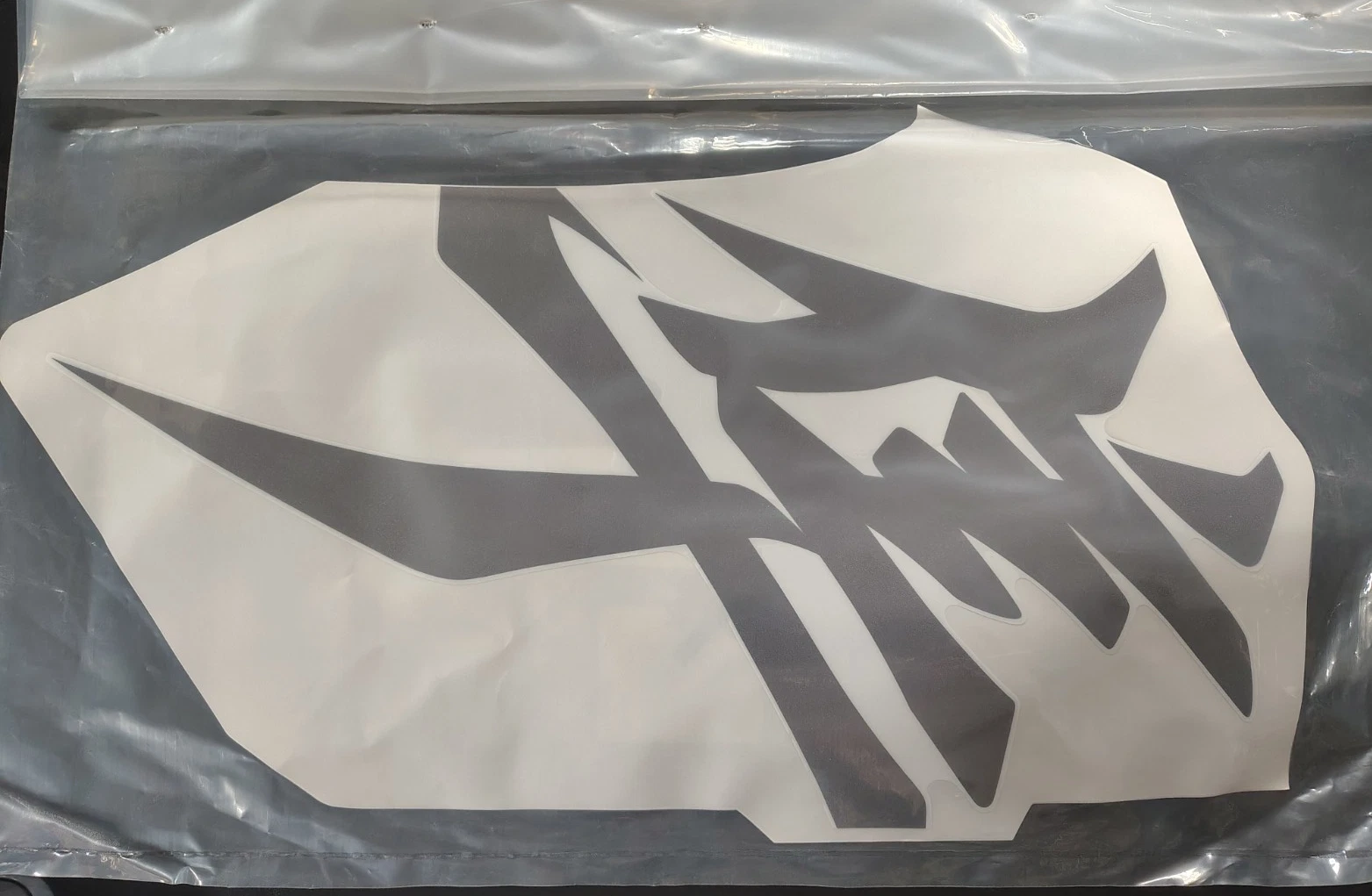 EMBLEM,COWLING SIDE,R (GRAY, HITE) *{BODY COLOR:JWN}*