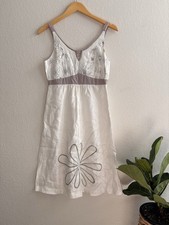Vtg sleeveless women’s dress with elegant floral line-art detailing Size 4