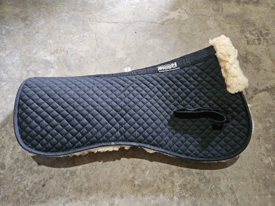 Полуподушечка из черной овчины с ремешками Roma - Изображение 3 из 4