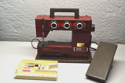 Viking Husqvarna 5610 Sewing Machine With Foot Pedal Extend Table COMPACT EUC