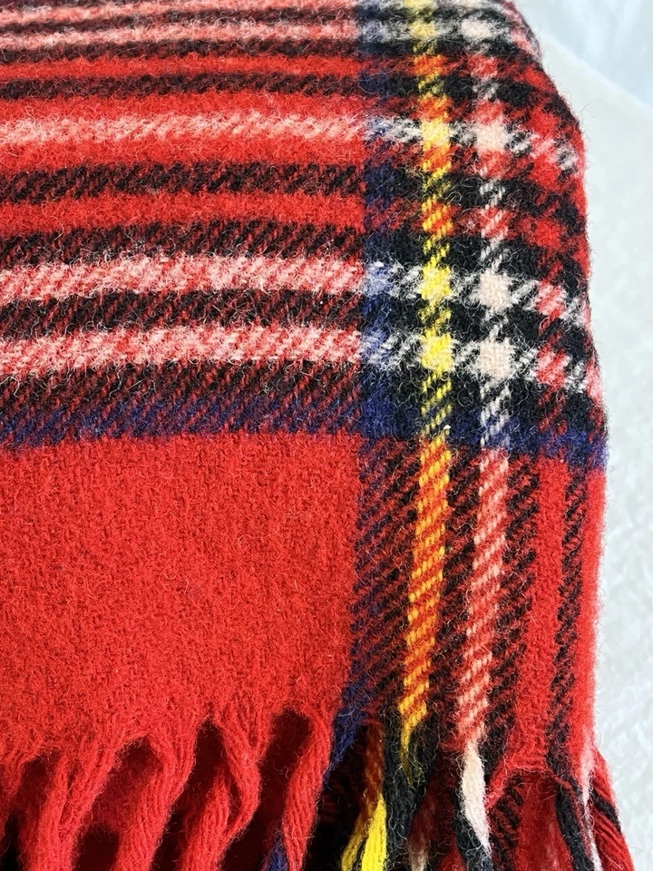 Manta a cuadros de lana vintage de Faribo en tiro rojo clásico con flecos Foto 3 de 4