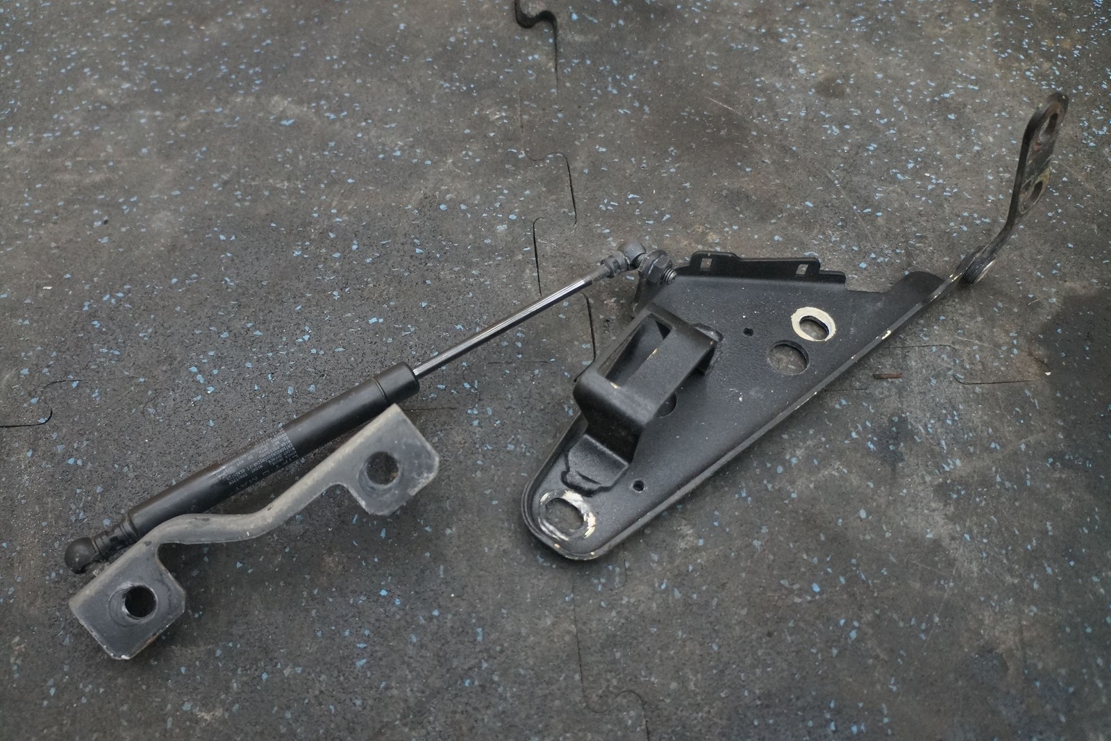 Front Right Hood Hinge Lift Strut 65712200 67508100 Ferrari 360 Modena 2001