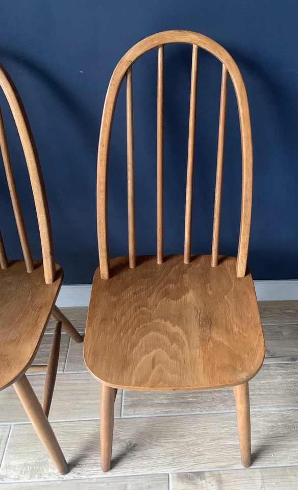 A Pair of Vintage Ercol Style Hoop Back Windsor Chairs. - Image 3 of 4