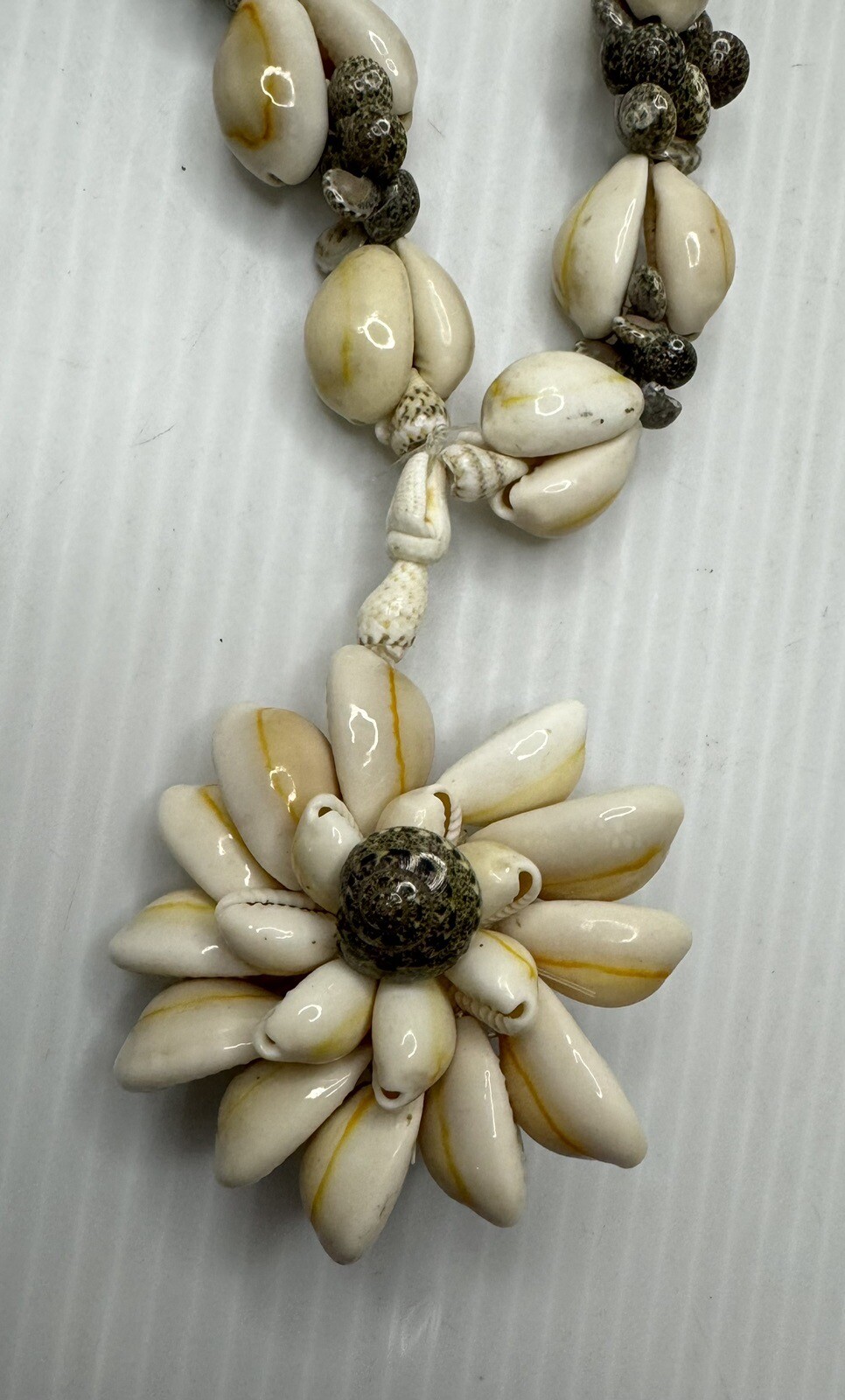 Handmade Vintage String Shell Necklace - Flower P… - image 3