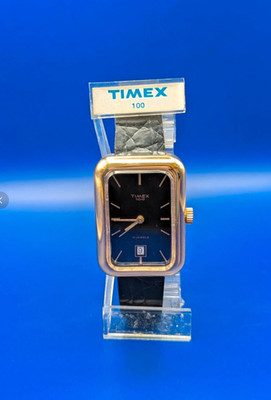 Vintage Timex 100 mechanische Uhr mit schwarzem Zifferblatt 17J NOS   Original-Display-Ständer