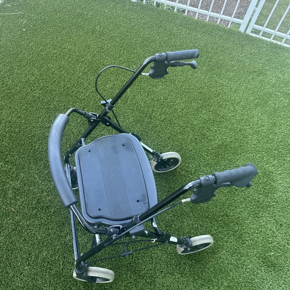 Walker Nova Cruiser Deluxe 4202Bk con sistema de rotura de ruedas y reflectante Foto 2 de 4