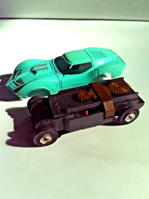 AURORA HO SLOT CAR CLOSED RIVET CHASSIS +FREE CHEVY MAKO SHARK II #1380 BAD BODY
