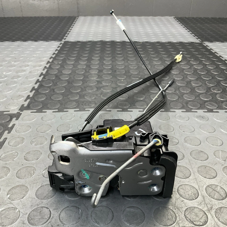 Cadillac XTS 2013-2019 actuador de cierre de puerta delantero izquierdo del lado del conductor OEM Foto 2 de 4