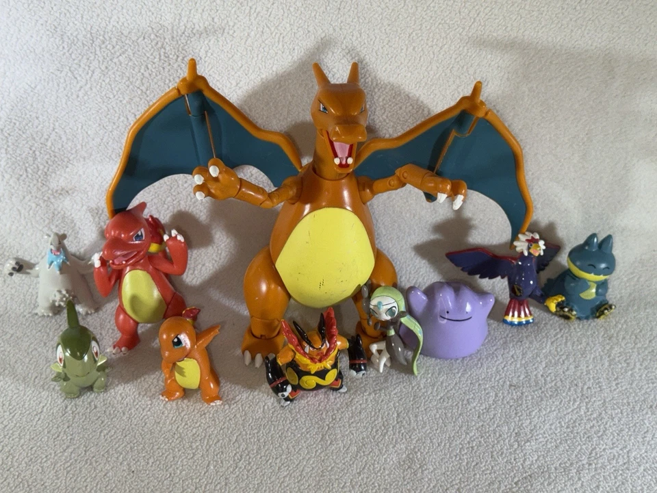 Lote de 11 figuras Pokémon Charizard, Charmander, Ditto, Munchlax + Leer más Foto 3 de 4