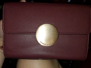 charles and keith burgundy bolsa